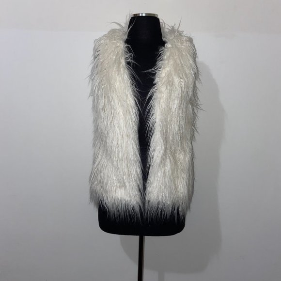 H&M Jackets & Blazers - H&M DIVIDED CREAM FAUX FUR VEST - 6